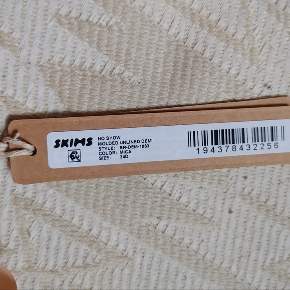 SKIMS Molded Unlined Demi Bra - Picture 5 of 14